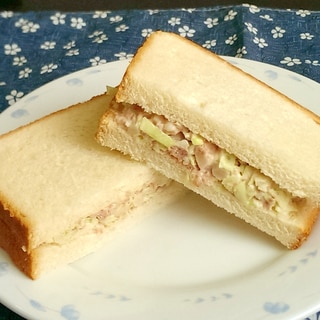 コンビーフハッシュとキャベツのサンドイッチ